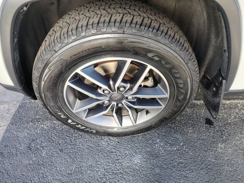 Certified 2020 Jeep Grand Cherokee Limited w/ Premium Lighting Group image 5