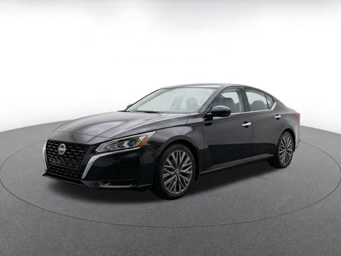 Used 2025 Nissan Altima 2.5 SV FWD image 3