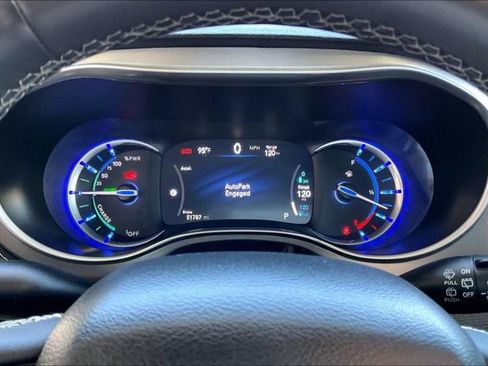 Used 2023 Chrysler Pacifica Limited w/ Uconnect Theater Family Group FWD image 20