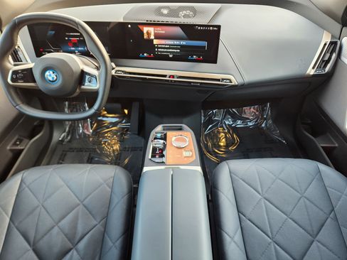 Used 2023 BMW iX M60 image 28