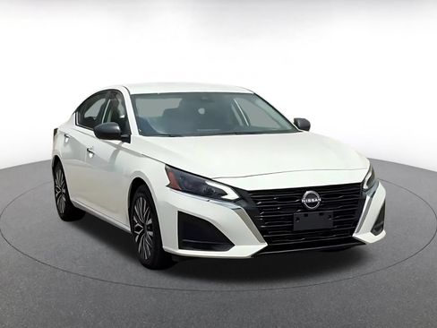 Used 2025 Nissan Altima 2.5 SV FWD image 3