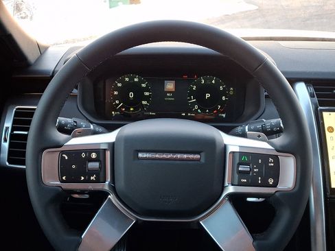 New 2026 Land Rover Discovery S image 16