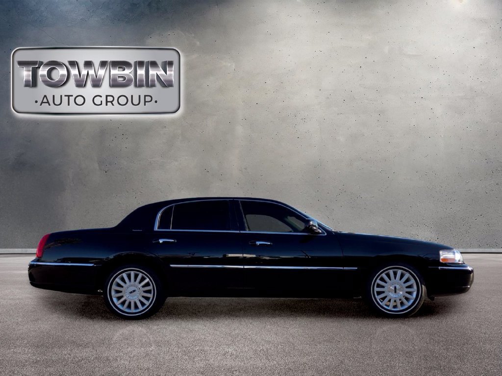 Used 2006 Lincoln Town Car Signature RWD image 3