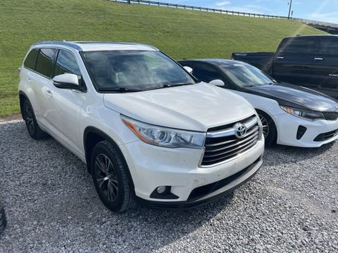 Used 2016 Toyota Highlander XLE AWD/4WD image 2