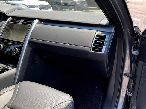New 2025 Land Rover Discovery Dynamic SE image 28