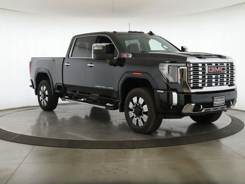 Used 2025 GMC Sierra 2500 Denali image 2