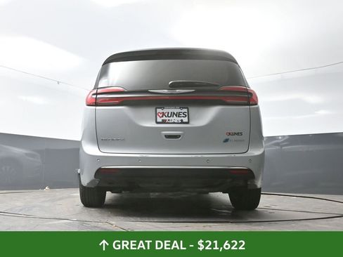 Used 2023 Chrysler Pacifica Touring-L FWD image 32