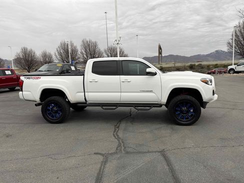 Used 2019 Toyota Tacoma TRD Sport image 9