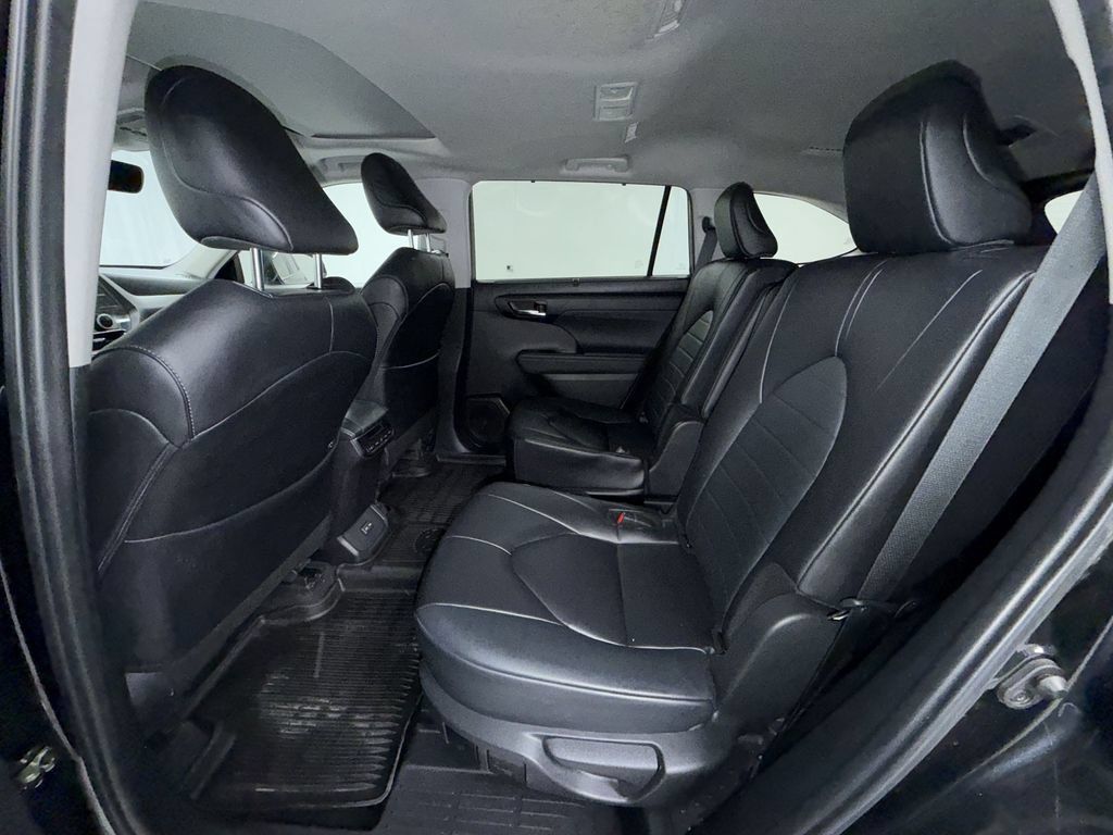 Certified 2024 Toyota Highlander XLE AWD/4WD image 8