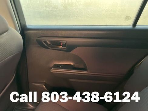 Used 2024 Toyota Highlander LE FWD image 15