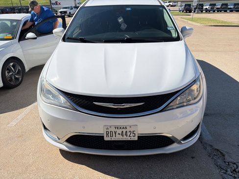 Used 2020 Chrysler Pacifica Touring w/ Advanced Safetytec Group image 3