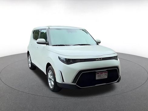 Used 2025 Kia Soul LX w/ LX Technology Package FWD image 3