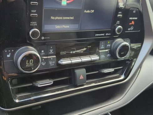 Certified 2021 Toyota Highlander XLE FWD image 23