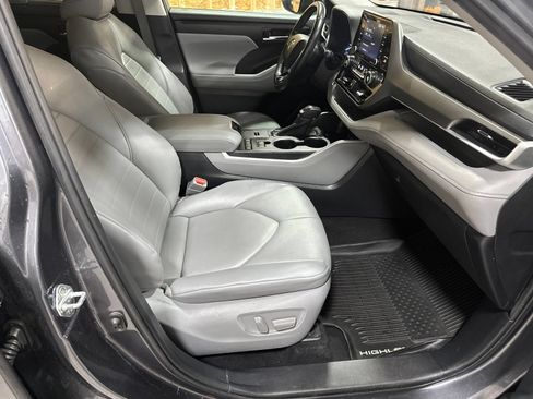Used 2020 Toyota Highlander XLE FWD image 15