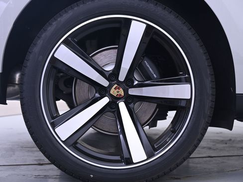 Certified 2025 Porsche Macan image 13