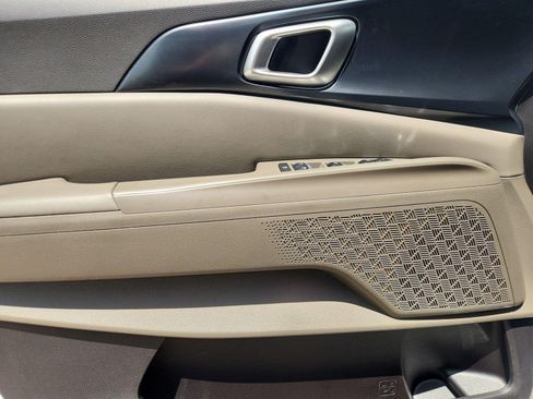 Used 2025 Kia Carnival FWD image 21