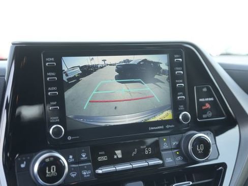 Used 2021 Toyota Highlander XLE image 27