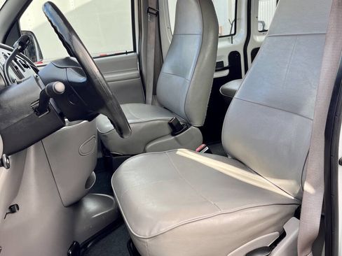Used 1999 Ford E-150 and Econoline 150 Wagon image 14