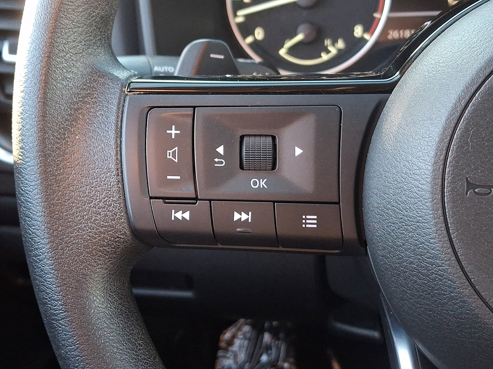 Used 2023 Nissan Rogue SV AWD/4WD image 21
