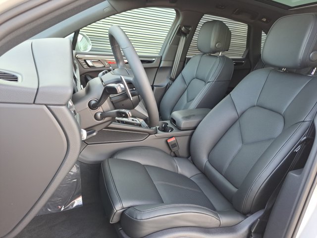 Used 2026 Porsche Macan AWD/4WD image 5