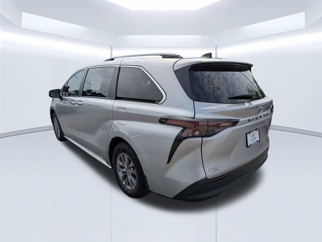 Used 2024 Toyota Sienna XLE FWD image 7
