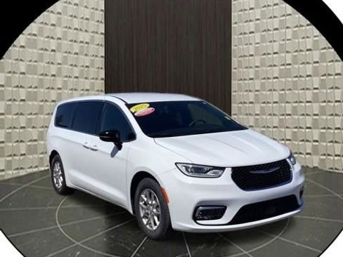 Certified 2025 Chrysler Pacifica Select FWD image 1