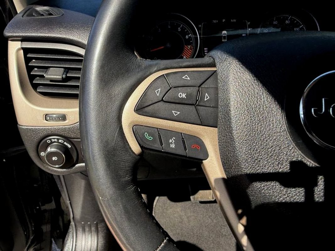 Used 2015 Jeep Cherokee Latitude w/ Cold Weather Group AWD/4WD image 19