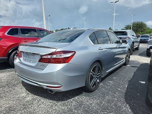 Used 2017 Honda Accord Touring image 2