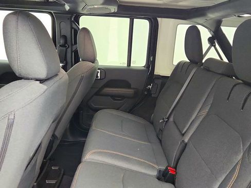 Used 2025 Jeep Wrangler Unlimited Sahara image 19