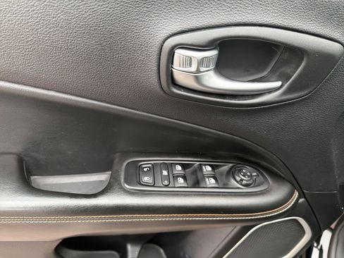 Used 2019 Jeep Compass Latitude image 28