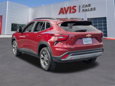 Used 2025 Chevrolet Trax LT w/ LT Convenience Package image 9