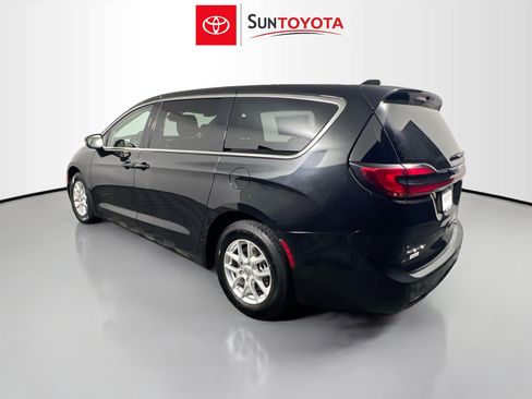 Used 2023 Chrysler Pacifica Touring-L FWD image 6