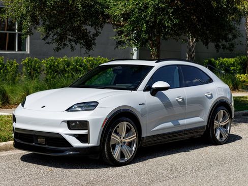 Used 2025 Porsche Macan Turbo Electric AWD/4WD image 17