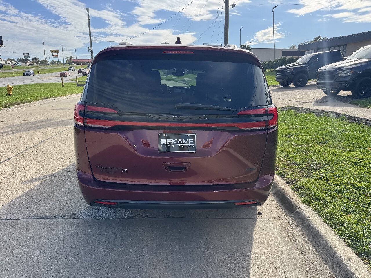 Used 2022 Chrysler Pacifica Touring-L w/ S Appearance Package AWD/4WD image 4