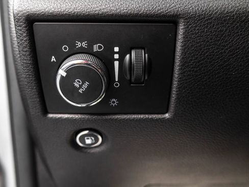 Used 2018 Jeep Grand Cherokee Limited image 18