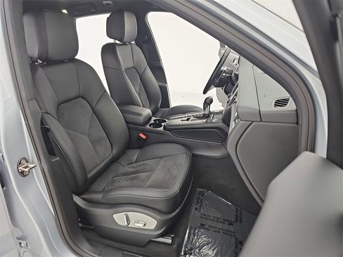 Used 2018 Porsche Macan image 14