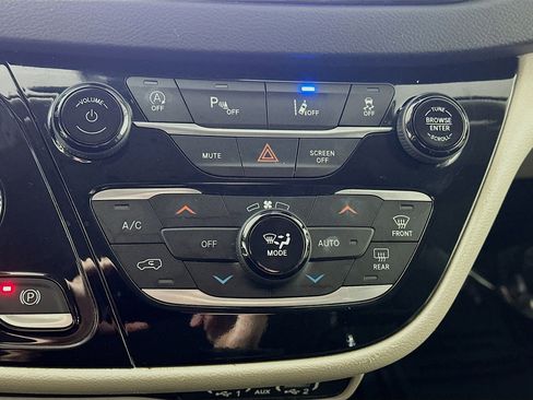 Used 2023 Chrysler Pacifica Touring-L image 15