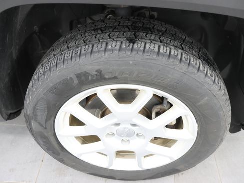 Used 2019 Jeep Renegade Latitude AWD/4WD image 3