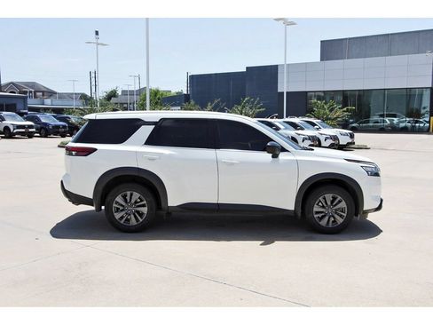Used 2024 Nissan Pathfinder S FWD image 6