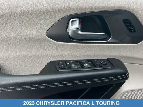 Used 2023 Chrysler Pacifica Touring-L FWD image 12
