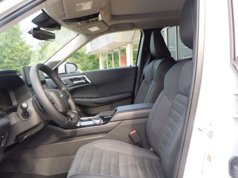 New 2025 Mitsubishi Outlander SE image 13