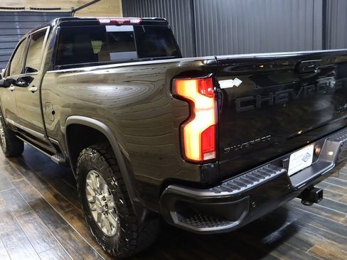 Used 2024 Chevrolet Silverado 2500 High Country w/ High Country Premium Package image 3