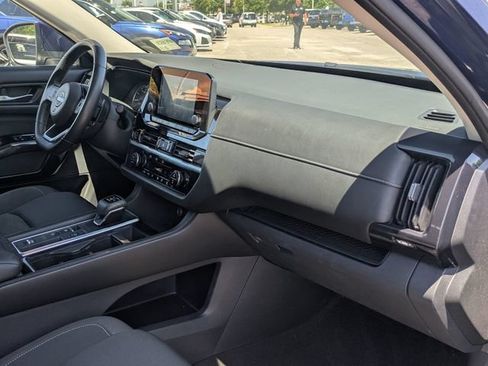 Used 2022 Nissan Pathfinder SV w/ SV Premium Package FWD image 31