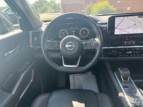 Used 2025 Nissan Pathfinder Platinum AWD/4WD image 17
