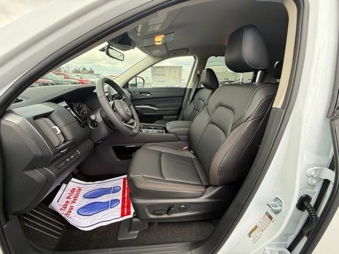 New 2025 Nissan Pathfinder SL image 12