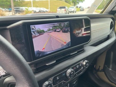Used 2025 Jeep Gladiator Sport AWD/4WD image 24