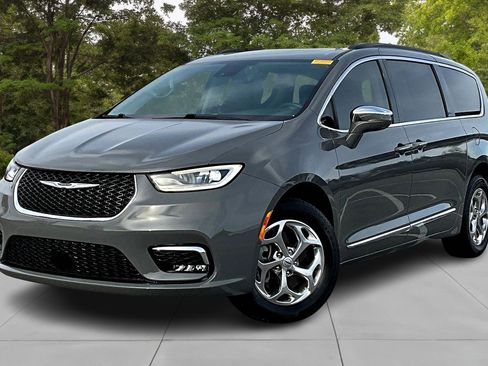 Used 2022 Chrysler Pacifica Limited image 3