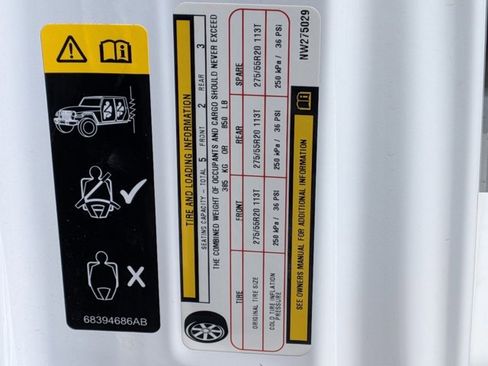 Used 2022 Jeep Wrangler Unlimited Sahara w/ Cold Weather Group AWD/4WD image 17