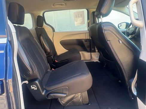 Used 2017 Chrysler Pacifica Touring image 30