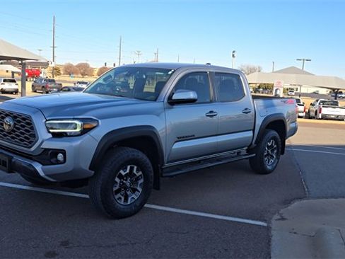 Used 2022 Toyota Tacoma TRD Off-Road image 2